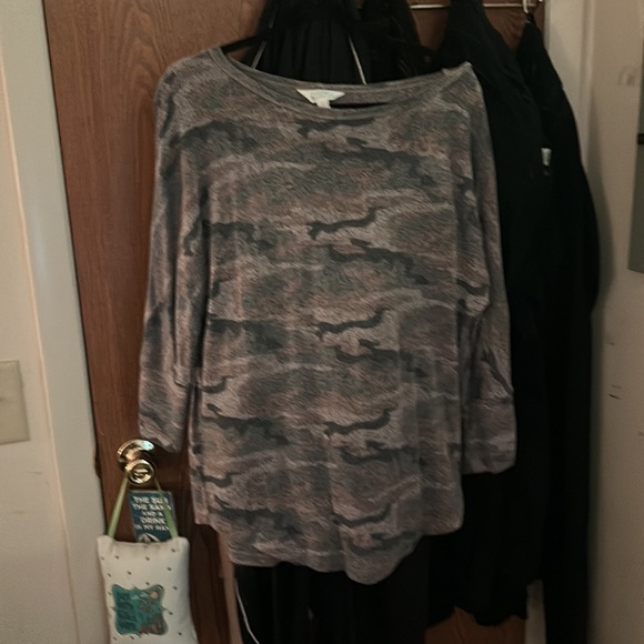 Super soft cute top it's brand new without the tags - Picture 2 of 3